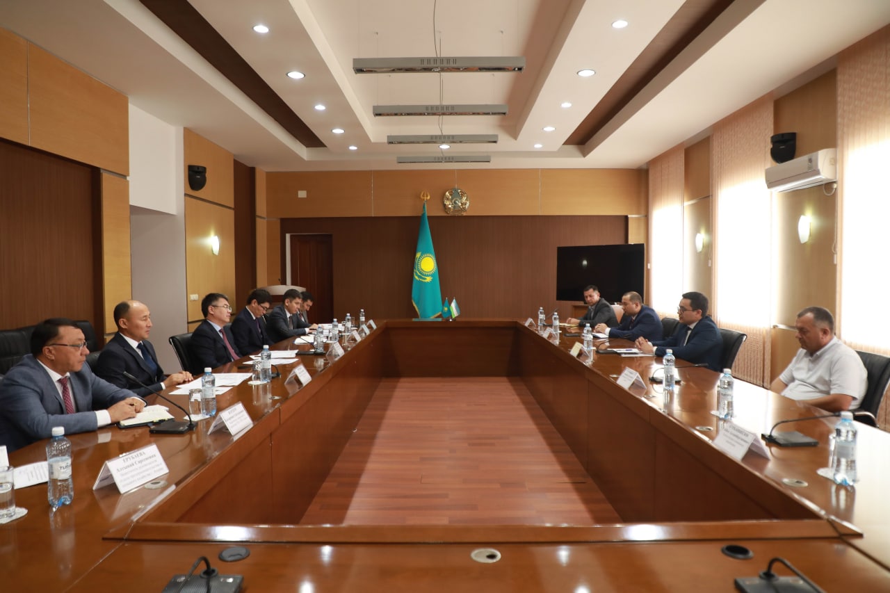В ходе поездки делегация Хорезмской области в Атыраускую область Казахстана подписан экспортный контракт на поставку на узбекской агропродукции более чем на 1 миллион долларов